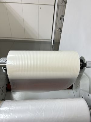 Dobra cena. Podlegająca recyklingowi przezroczysta powłoka BOPP o niskiej zawartości mgły (≤1%) i 92% zawartości recyklingu, idealna do opakowań luksusowych. w Internecie