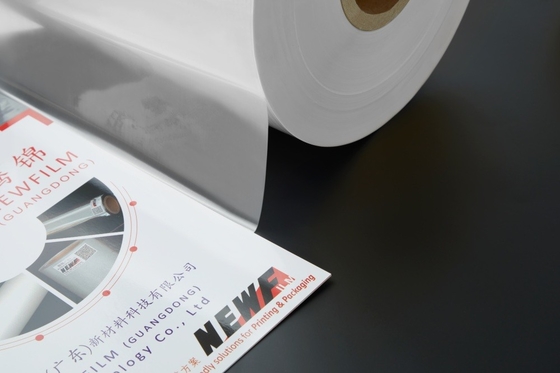 Good price Spot UV Wysokiej błyszczy EVA Kleju PET Film laminacyjny Przejrzysty 100 Mic 3000m w Internecie